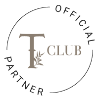 Logotipo "T Club Offical Partner" en blanco y negro.